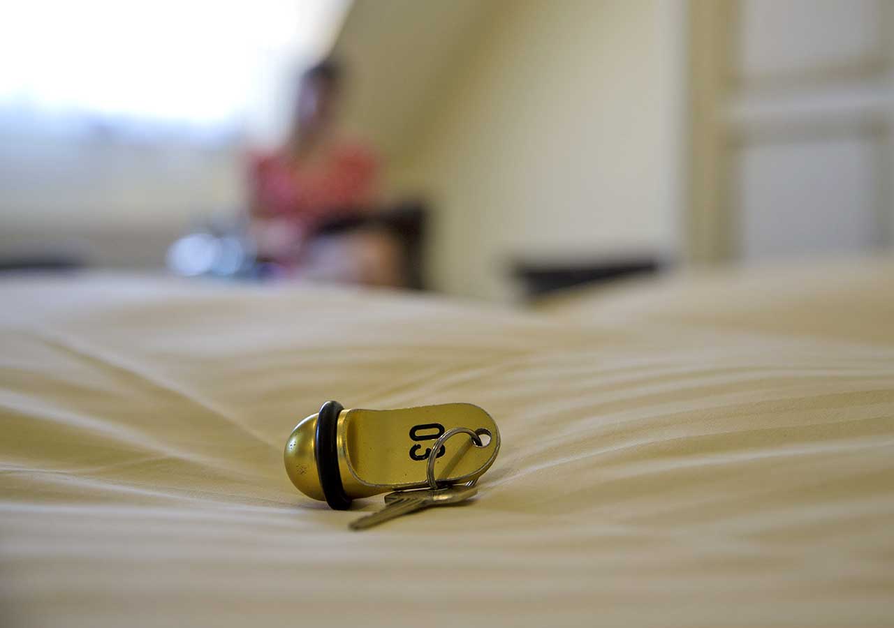 Zimmerschlüssel auf dem Bett