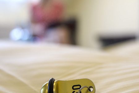 ZImmerschlüssel auf Bett